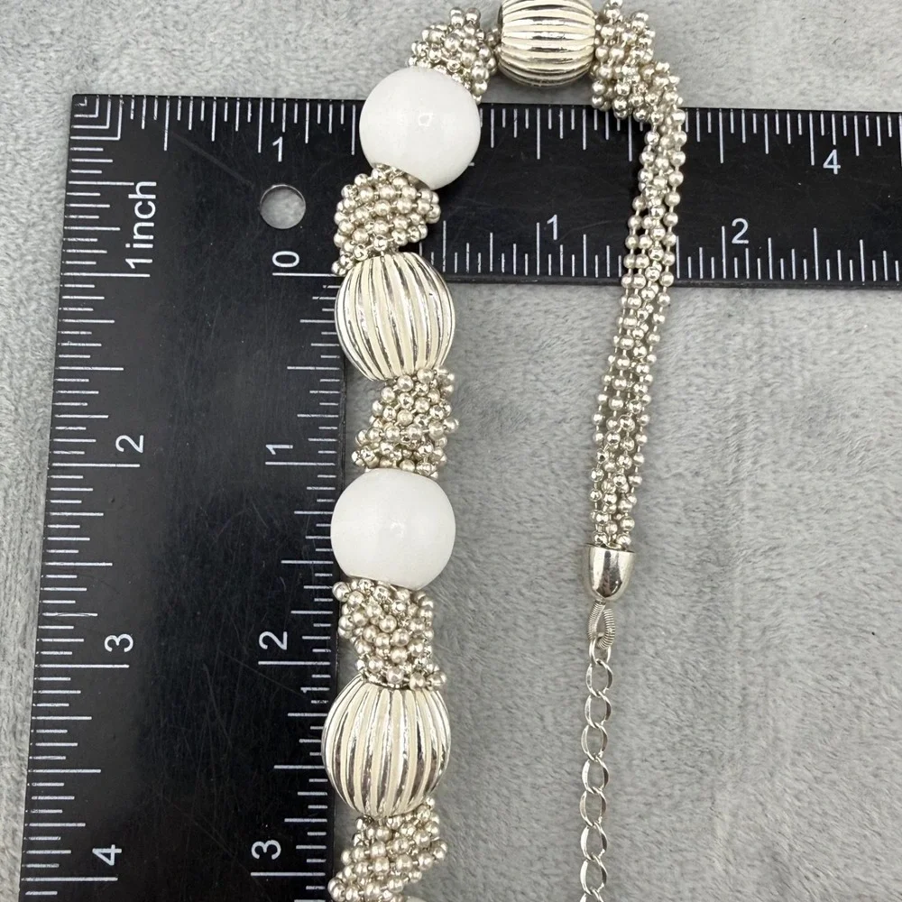 Liz Claiborne Chunky Necklace Silver‎ Tone White Glass Bead 18